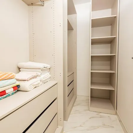 Ivory Seafront With Views!- Fl 12 By Homely