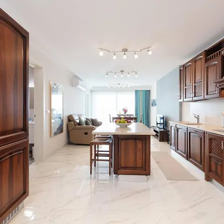 Ivory Seafront With Views!- Fl 12 By Homely