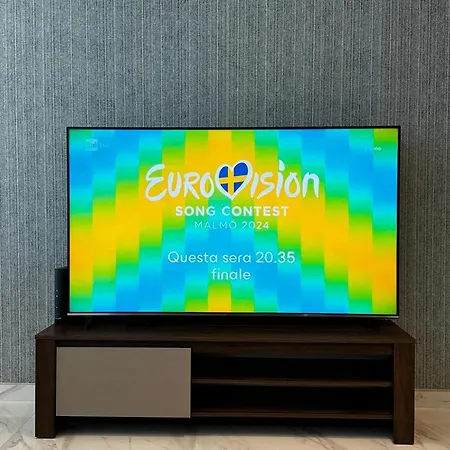 Ivory Seafront With Views!- Fl 12 By Homely *