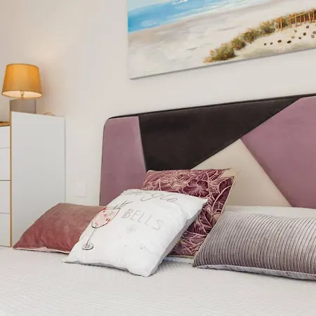 Apartment Ivory Seafront With Views!- Fl 12 By Homely