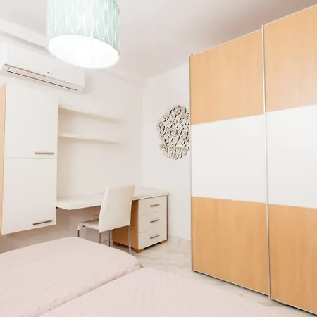 Ivory Seafront With Views!- Fl 12 By Homely *