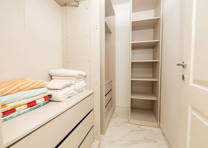 Ivory Seafront With Views!- Fl 12 By Homely