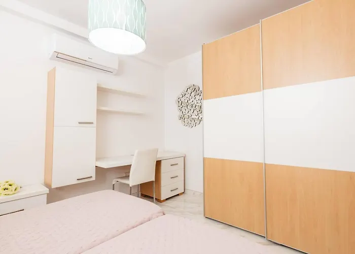 Ivory Seafront With Views!- Fl 12 By Homely *