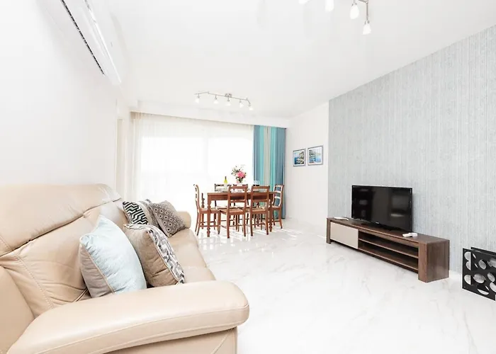 Ivory Seafront With Views!- Fl 12 By Homely