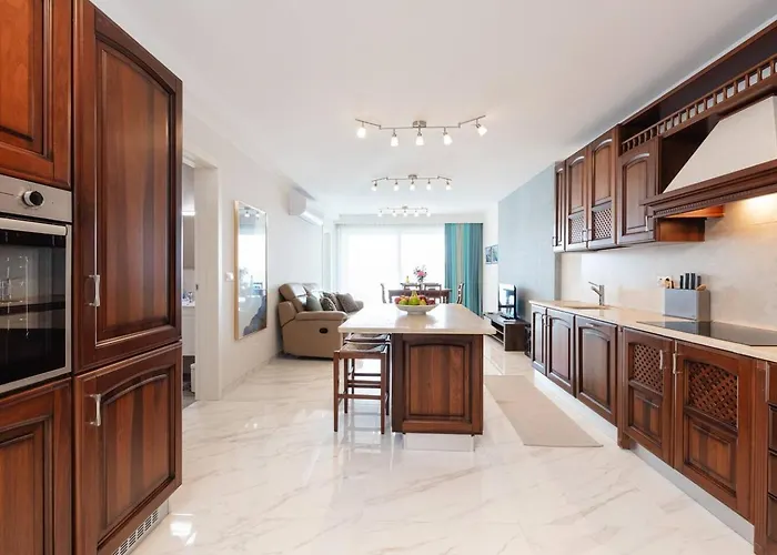 Ivory Seafront With Views!- Fl 12 By Homely